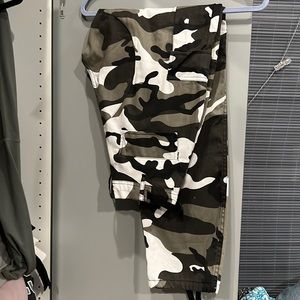 Street style pants, cargo, wide leg, black, grey, white camo.